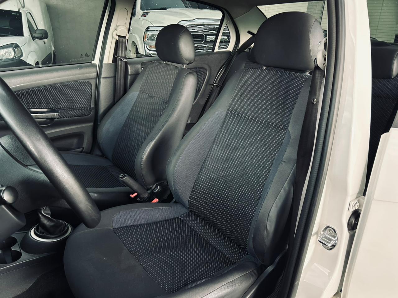 Volkswagen Voyage 1.0 TEC Trendline 2015/15